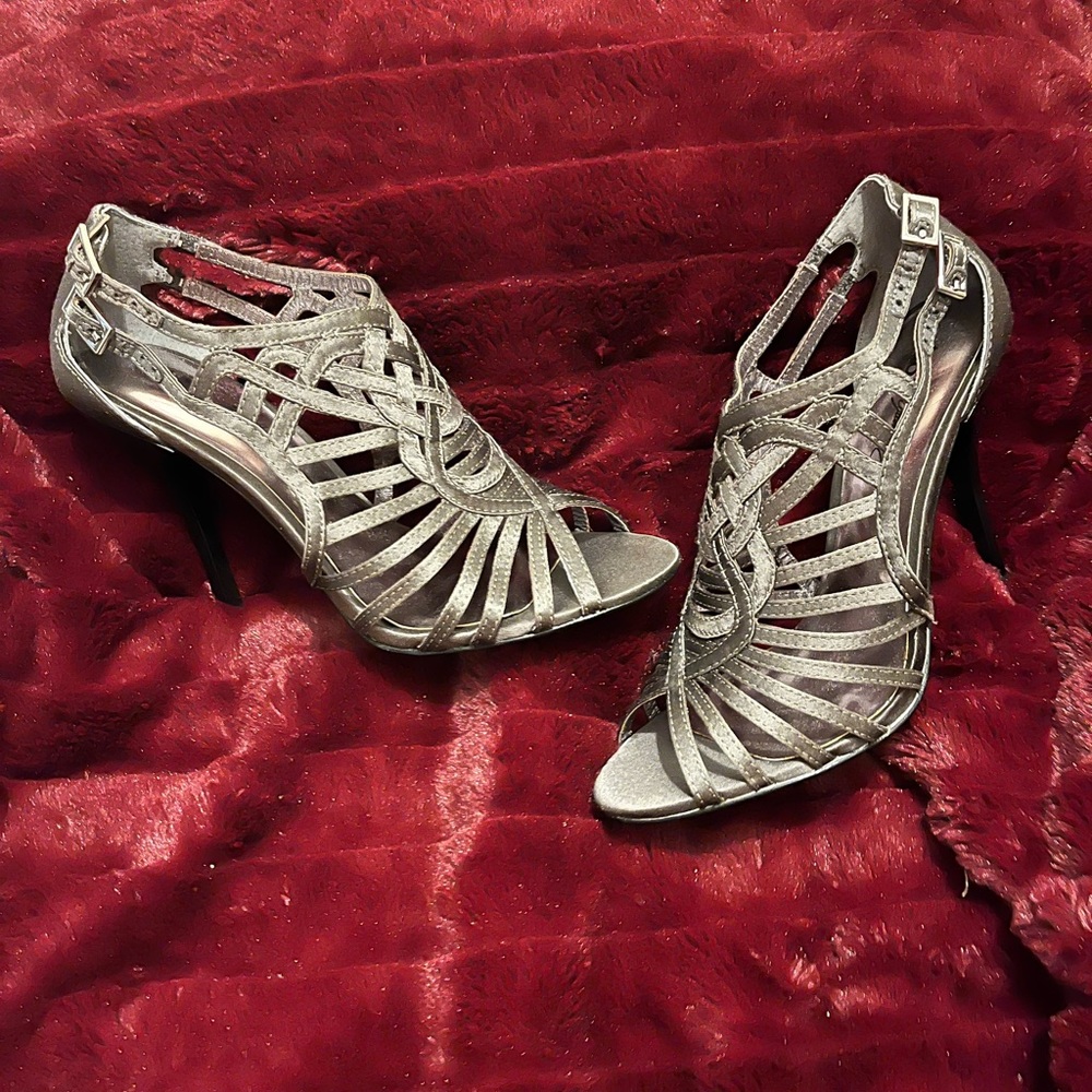 Gray open toe shoes